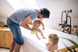 Dies ist jedoch der fall, wenn er durch die fenster nicht sichtbar ist und allein zu hause ist. Die Richtige Intimpflege Fur Madchen Und Jungen Eltern De