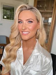 The absolutely incredible Holly 🤍 Holly had a very specific vision for her  bridal hair & makeup so I knew we had to take our time & check in every now  &