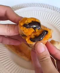 ✨ready ya✨ lumpia ubi kuning ada rasa coklat/keju 1mika isi 5pcs 15.000 minat order wa ya . 085705165754