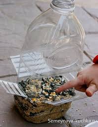 кормушка для птиц из пластиковой бутылки 5 литров фото Kormushka Iz Butylki 5 Litrov Aviariesdiy Kormushka Dlya Ptic Pticy Samodelnye Kormushki