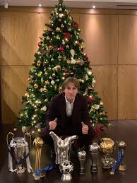 Luka modrić u zagrljaju oca koji na ramenima nosi malenu emu. Thebestthingsnevercomeeasy Twitter Search Twitter