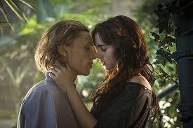 Atunci când mama ei este atacată și luată de la casa lor din new york city de către un demon, o fată aparent obișnuită, adolescenta fray clary, află. Jamie Campbell Bower And Lily Collins In The Mortal Instruments City Of Bones 2013 Jamie Campbell Bower The Mortal Instruments Jamie Campbell