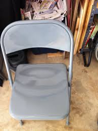 Refinishing Old Metal Folding Chairs Is A Good Way To Save Some Cash Knock Off Any Rust Light Folding Chair Metal Folding Chairs Brown Leather Recliner Chair