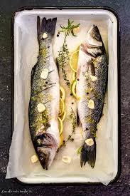 2 bucati de biban proaspat, o lamaie, sare, piper, 4 linguri faina de porumb, 2 linguri faina de grau, ulei pentru prajit. Biban De Mare La Cuptor Cu SalatÄ De Rucola Èi Sos De LÄmaie Bucate Aromate