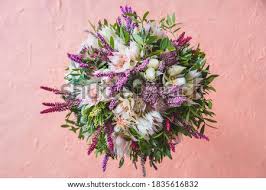 Simplify the bouquet so all eyes are on you. Shutterstock Puzzlepix
