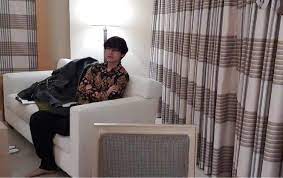 Is Studying On Twitter Ruangan Penyimpanan Bawah Tangga Latar Belakang