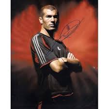 Phải rời xa gia đình ở tuổi 14, zidane vốn đã trầm tính lại càng ít nói hơn. Zinedine Zidane Autograph