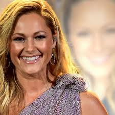 Dabei gibt es gar keinen grund viele leser kritisierten, dass helene fischer ungeschminkt viel älter aussehen würde, als sie in. Helene Fischer Jeanslook Und 90s Frisur Diese Neue Aufnahme Ist Der Knaller Bunte De