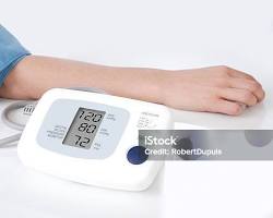 Obraz: closeup of a Holter monitor with a blood pressure cuff attached