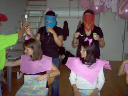 15 juegos para baby shower realmente divertidos con fotos 2018. Juegos De Baby Shower Alimenta Al Bebe Con Los Ojos Tapados Juegos Para Baby Shower Premios De Juegos De Baby Shower Y Fiestas De Bebes Recien Nacidas