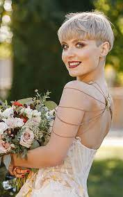 But that doesn't mean you have to start growing out your hair the minute to clap eyes on your engagement ring. 48 Trendiest Short Wedding Hairstyle Ideas Wedding Forward