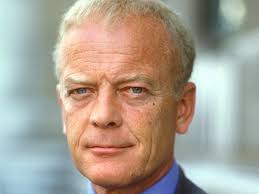 Gail's long-lost father turns up in Corrie