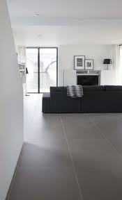 Modernes Wohnzimmer Schlichtes Feinsteinzeug In G Feinsteinzeug Grau Modernes Schl Living Room Tiles Tile Floor Living Room Modern Living Room Simple