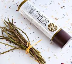 Cette Huile D Olive De La Variete Manaki Au Subtil Arriere Gout D Herbes Grecques Est Ideale Pour Vos Salades Water Bottle Plastic Water Bottle Voss Bottle