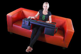 Wohnzimmer vintage wohnzimmer wand zweifarbig streichen ideen wohnzimmer streichen farbe wohnzimmer streichen ideen braun. Couchmaster Pc Gaming Tisch Fur Couch Erhaltlich News Gamersglobal De