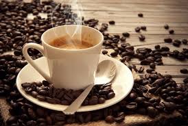 Guten Morgen Bilder Eine Tasse Kaffee Mit Kaffeebohnen Umgeben Auf Einem Tisch Aus Holz Guten Morgen Kaffee Kaffeebohnen Guten Morgen Bilder