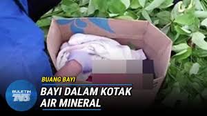 Bayi bertuah ini ditinggalkan di dalam surau. Newborn Found Abandoned In Carton At Ampang Roadside
