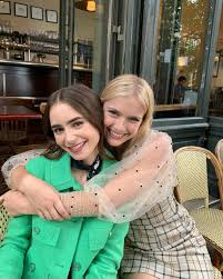 Entrevistamos a @camillerazat , a camille de emily em paris, série da netflix que já discutimos bastante aqui e era tudo que a gente tava precisando. Lily Collins And Camille Razat Emily In Paris 2020 Emily In Paris Lily Collins Camille Razat