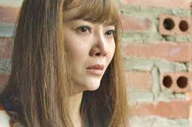 Lệ bị chú thím ném cà chua thối, đồng ra tay bảo vệ cực đáng yêu. D3gzzclqwmbosm