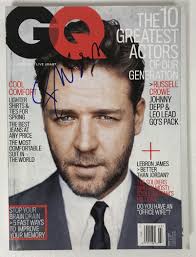Russell Crowe firmó la revista completa "GQ" autografiada