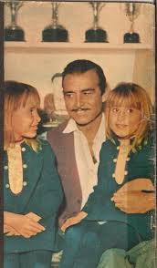 لقطة تجمع بين الفنان الراحل أحمد مظهر وابنتيه التوأم فى طفولتهم Egyptian Actress Egyptian Movies Arab Celebrities