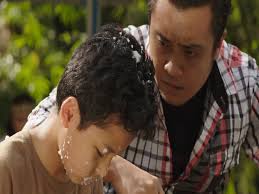 Kelibat seseorang sedang berlari dalam hutan, ketakutan. Sinopsis Drama Tv3 Hilang Yang Kembali Sensasi Selebriti