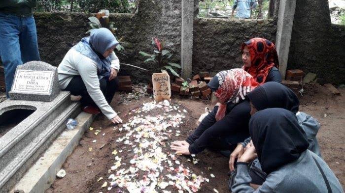 Makam Lina, mantan istri Sule, di (TPU) di Sekelimus Utara 1, Kota Bandung, Sabtu (4/1/2020) siang. 
