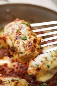 Un Filet De Poulet Nappe De Mozzarella Et De Sauce Tomate Poulet Mozzarella Recettes De Cuisine Filet Poulet