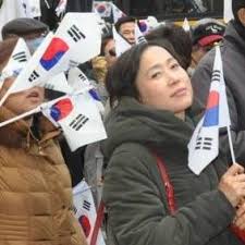 《태극기 휘날리며》(太極旗 휘날리며, 2004년)는 《쉬리》의 강제규 감독이 극본·감독을 맡아 대한민국에서 1174만 명의 관객을 동원함으로써, 1000만 명 이상의 관객이 본, 흥행에 성공한 영화이다. íƒœê·¹ê¸° íœ˜ë‚ ë¦¬ë©° í‡´ê³„ë¡œì˜ íƒœê·¹ë¬¼ê²° Facebook