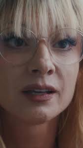 Psicóloga. Pieza que trabajamos en Madrid junto a la increíble @najwanimri  para el lanzamiento del nuevo álbum de @residente este 22 de febrero. Video  completo en Youtube de Residente., Casa ...