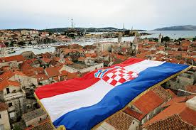 Drapeaux disponibles en plusieurs formats & livraison gratuite. Croatie Drapeau Croate Flottant Au Dessus De La Ville De Trogir Pascalboegli Com Recits De Voyages Et Photos Du Monde
