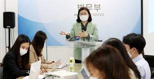법무부는 26일 유튜브 생중계를 통해 '국적법 개정안 관련 온라인 공청회'를 개최했다. Cm67tnjlynhqnm