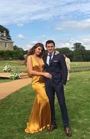 Ndonëse janë parë figura të famshme, aty nuk ka munguar as modelja shqiptare angela martini. Angela Martini Surprises Her Husband With A Super Holiday On His Birthday