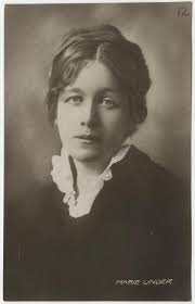 Eile õhtul süütasime Tartu Raekoja platsil küünlad Ukrainas toimuva  genotsiidi ohvrite mälestuseks. Inimesed seisid langetatud päi, rääkisid  vaiksel häälel. Üks Mariupolisest koos lapsega imekombel pääsenud naine  nuttis