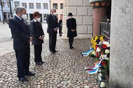 These consist of 294 rural districts (german: Gedenkort Fur Die Verstorbenen Der Pandemie Am Rathaus Eingerichtet