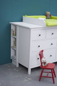 Fur Spass Beim Wickeln Unser Wickelaufsatz Und Das Regal Aus Vollholz Passen Perfekt Zur Breiten Hemnes Kommod Wickelaufsatz Babyzimmer Gestalten Kinder Mobel