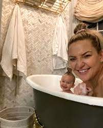 Kate garry hudson (born april 19, 1979) is an american actress, author, and fashion entrepreneur. Kate Hudson Snaps Soapy Bathtime Selfie With Daughter Rani Rose People Com