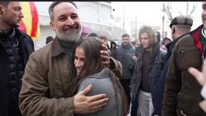 Victoria, la joven que se tatuó el «¡Viva España!» que Abascal le escribió  en el brazo: «Conmigo hasta la tumba»