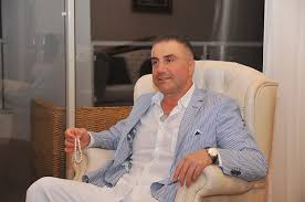 Organize çete lideri olduğu iddiasıyla aranan sedat peker'in ağabeyi vedat peker'in ayvalık cunda adasındaki villası ile kız arkadaşı z.k.'nin banka hesabına yatırdığı 30 bin tl'ye mahkeme tedbir koydu. Sedat Peker Vahsice Olmelerini Istiyorum