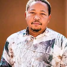 RIP💔 A look inside Presley Chweneyagae's memorial service, as he is laid to  rest today… 💔😭 A truly heartbreaking moment as his wife and young son sit  in deep sorrow — holding