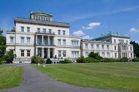 Villa hügel (wien), villa des freiherrn carl von hügel in wien villa hügel (darmstadt) , eine von wilhelm carl gustav von doderer erbaute villa in darmstadt dies ist eine begriffsklärungsseite zur unterscheidung mehrerer mit demselben wort bezeichneter begriffe. Villa Hugel