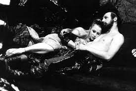 Britská hvězda helen mirren stárne s grácií a i s přibývajícím věkem patří k nejobsazovanějším herečkám. Big Sword Energy Liam Neeson And Helen Mirren Were The Pete Ariana Of Their Day Decider