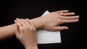 Bague coco crush, motif matelassé, mini modèle, or beige 18 carats, diamants sur le site chanel. Chanel Vente Net A Porter Journal Du Luxe Fr Actualite Du Luxe