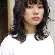 小走 祥菜さんのスナップ ナチュラル 黒髪 パーマ ミディアム おしゃれ レイヤー マッシュウルフ グランジヘアー 黒髪パーマ グランジヘア