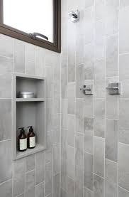Banheiro Com Revestimento Que Imita Cimento Cinza E Nicho Para Shampoo Em Quartzo Cinza Projeto Degrade Arquitetura Revestimento Banheiro Banheiro Interiores