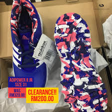 Kasut luncur ialah but khas yang dipasangkan bilah di bawahnya, yang digunakan untuk menggerakkan pemakainya meluncur sepanjang suatu lapisan (atau permukaan) ais. Hockey Lah Kasut Hoki Kanak Kanak Sesuai Untuk Darjah Facebook