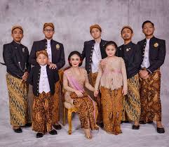 Kalau kamu punya kebaya dan. Beda Untuk Pria Dan Wanita Begini Cara Pakai Kain Jarik