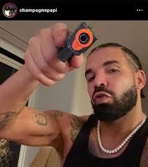 The way Savannah burning a hole through Drake its safe to say he wasn't her  favorite 🤣