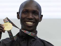 Kipsang: récord en la maratón, suspendido por dopaje y ahora detenido por  beber en un bar