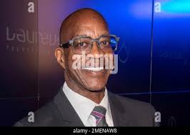 Edwin Moses atleta e atleta di campo, mostra una delle medaglie d'oro che  ha vinto in 400 metri ostacoli nelle Olimpiadi del 1976 e 1984 Foto stock